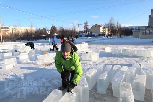 Строительство ледового городка в Новой Чаре, ноябрь 2022 г. Фото служба новостей «СП»