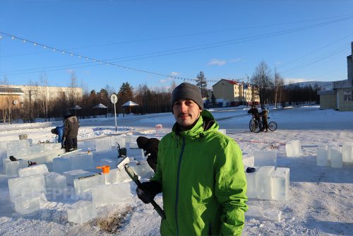 Строительство ледового городка в Новой Чаре, ноябрь 2022 г. Фото служба новостей «СП»