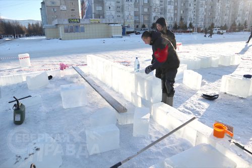 Строительство ледового городка в Новой Чаре, ноябрь 2022 г. Фото служба новостей «СП»