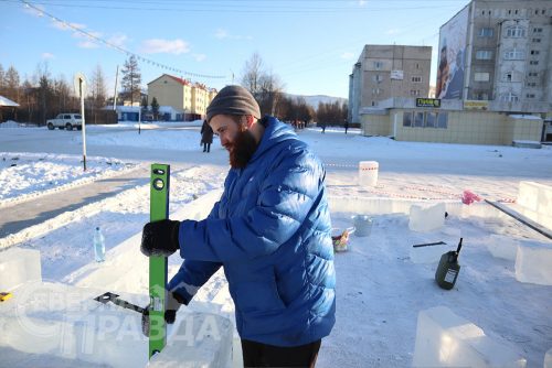 Строительство ледового городка в Новой Чаре, ноябрь 2022 г. Фото служба новостей «СП»