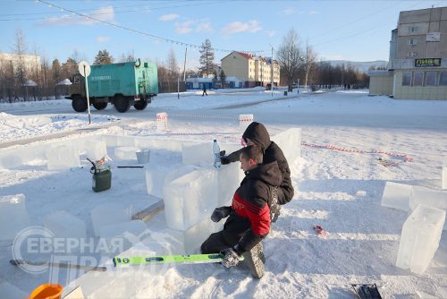 Строительство ледового городка в Новой Чаре, ноябрь 2022 г. Фото служба новостей «СП»