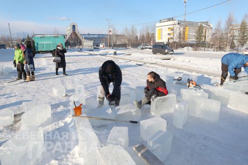 Строительство ледового городка в Новой Чаре, ноябрь 2022 г. Фото служба новостей «СП»