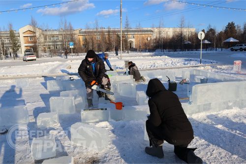 Строительство ледового городка в Новой Чаре, ноябрь 2022 г. Фото служба новостей «СП»