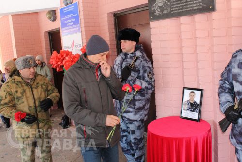 Открытие мемориальной доски Дмитрию Лагунову. Куанда, март 2023 г. Фото Татьяны Шарковой.