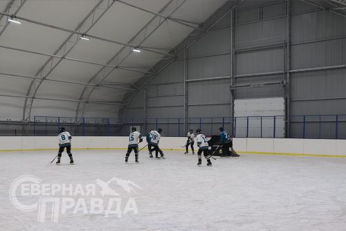 Ледовый каток, Новая Чара, декабрь 2022 г. Фото Екатерины Поздеевой