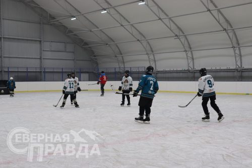 Ледовый каток, Новая Чара, декабрь 2022 г. Фото Екатерины Поздеевой