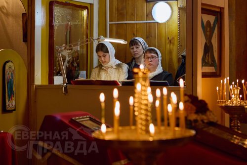 Торжественное пасхальное богослужение, храм апостола Андрея Первозванного, 20 апреля 2025 г. Фото службы новостей «СП»