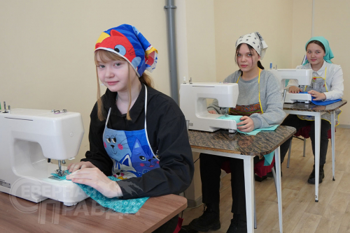 Уроки трудового обучения в Новочарской школе у Нулуфар Радженовой. Фото Екатерины Поздеевой