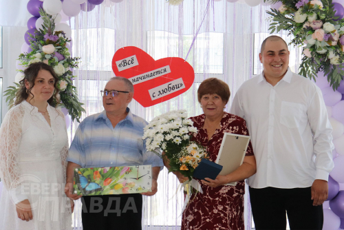 День семьи, любви и верности, 8 июля 2023 г. Глава округа Владимир Устюжанин вручил почётную медаль «За любовь и верность» семье Ханива Михайловича и Галины Николаевны Каликовых. Фото службы новостей «СП»