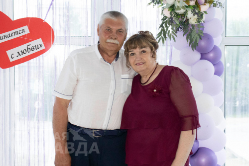 День семьи, любви и верности, 8 июля 2023 г. Сорок лет в любви и согласии прожили Виктор Владимирович и Татьяна Алексеевна Воловьёвы. Фото службы новостей «СП»