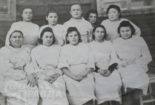 Коллектив больницы, 1953-1954 г. Главный врач Л. А. Сухомесова – ниж. ряд, в середине. Фото из архивов Каларского музея