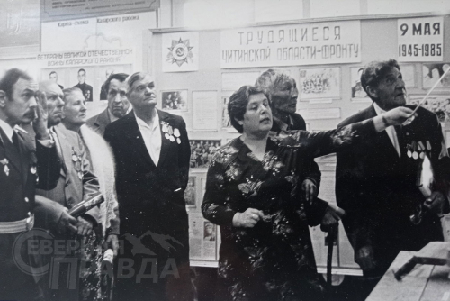 1985 г. Сотрудник музея Медведева К. Г. ведёт экскурсию. Фото из архивов Каларского музея