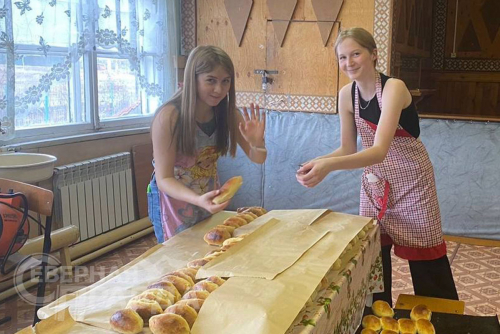 Школьники-волонтёры. Фото Ирины Зиминой