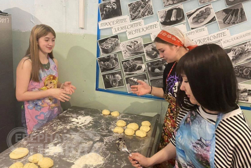 Школьники-волонтёры. Фото Ирины Зиминой