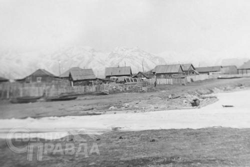 Село Чара, ул. Набережная, справа райисполком. Вид с ручейка. 1960-е годы. Фото из архива Машуковой Т. И. («Мой двор, моя улица»)