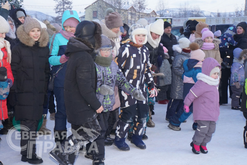 Открытие ледового городка 8 декабря 2024 в Новой Чаре. Фото Екатерины Поздеевой