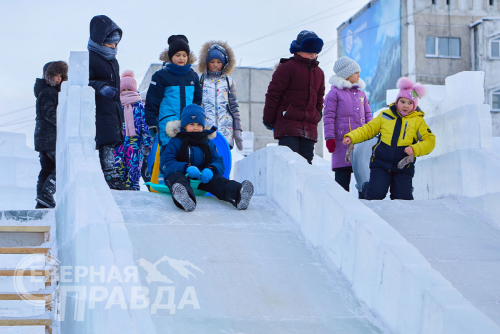 Открытие ледового городка 8 декабря 2024 в Новой Чаре. Фото Екатерины Поздеевой