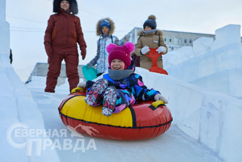 Открытие ледового городка 8 декабря 2024 в Новой Чаре. Фото Екатерины Поздеевой