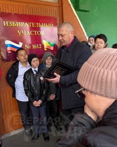 Открытие мемориальной доски Михаила Брюханова, Икабья, май 2025 г. Фото службы новостей «СП»