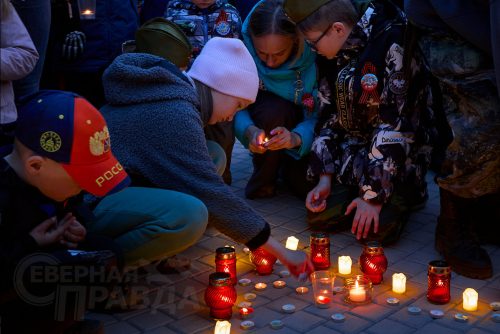Акция «Свеча Памяти», 9 мая 2025 г. Фото службы новостей «СП» и Екатерины Поздеевой