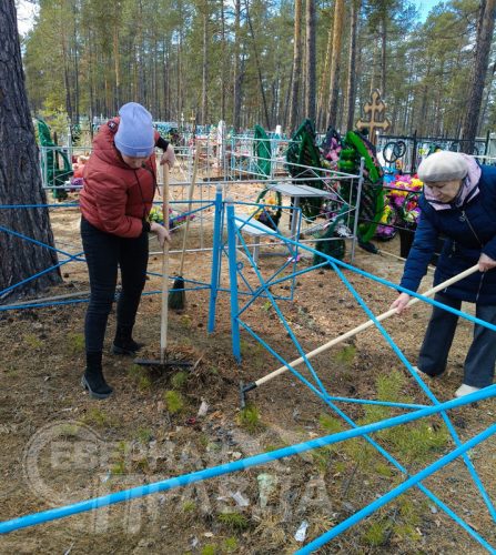 Акция по уборке воинских захоронений, 24-25 апреля 2025 г. Фото службы новостей «СП»