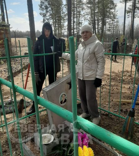 Акция по уборке воинских захоронений, 24-25 апреля 2025 г. Фото службы новостей «СП»