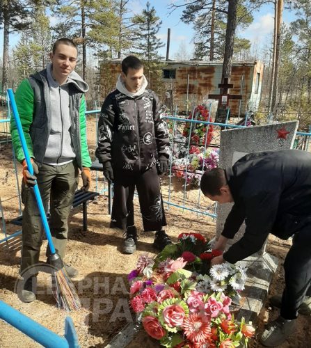 Акция по уборке воинских захоронений, 24-25 апреля 2025 г. Фото службы новостей «СП»