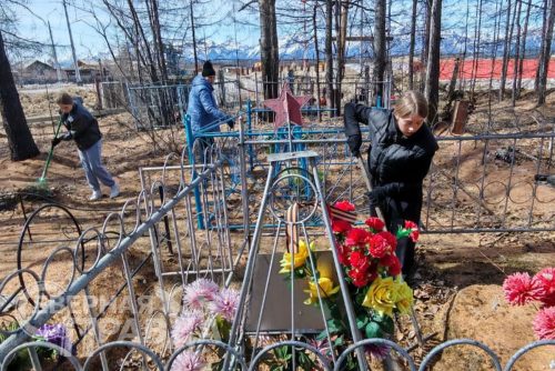 Акция по уборке воинских захоронений, 24-25 апреля 2025 г. Фото службы новостей «СП»