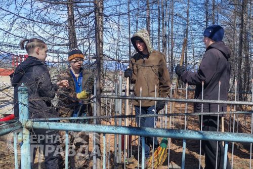 Акция по уборке воинских захоронений, 24-25 апреля 2025 г. Фото службы новостей «СП»