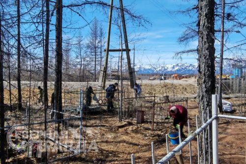 Акция по уборке воинских захоронений, 24-25 апреля 2025 г. Фото службы новостей «СП»