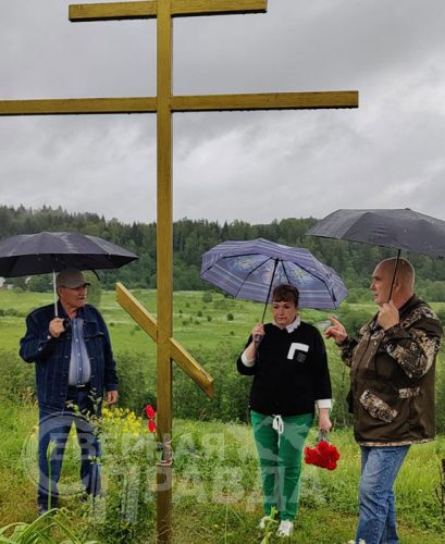 Православный крест на месте гибели Доната Дубова. Фото из архива Т. А. Воловьёвой.