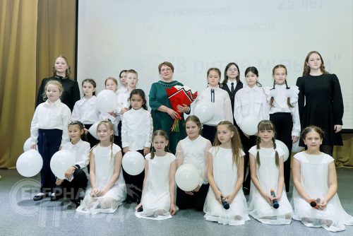 Праздничный концерт к 25-летию преподавательской и творческой деятельности Олеси Анатольевны Беляевой. Новочарская ДШИ, 25 октября 2025 г. Фото Екатерины Поздеевой