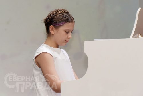 Праздничный концерт к 25-летию преподавательской и творческой деятельности Олеси Анатольевны Беляевой. Новочарская ДШИ, 25 октября 2025 г. Фото Екатерины Поздеевой