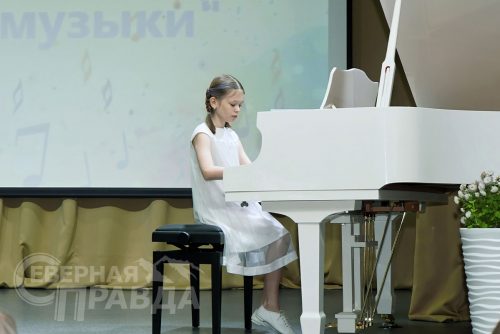 Праздничный концерт к 25-летию преподавательской и творческой деятельности Олеси Анатольевны Беляевой. Новочарская ДШИ, 25 октября 2025 г. Фото Екатерины Поздеевой