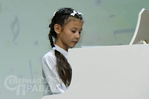 Праздничный концерт к 25-летию преподавательской и творческой деятельности Олеси Анатольевны Беляевой. Новочарская ДШИ, 25 октября 2025 г. Фото Екатерины Поздеевой