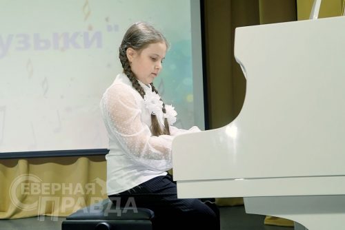 Праздничный концерт к 25-летию преподавательской и творческой деятельности Олеси Анатольевны Беляевой. Новочарская ДШИ, 25 октября 2025 г. Фото Екатерины Поздеевой