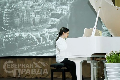 Праздничный концерт к 25-летию преподавательской и творческой деятельности Олеси Анатольевны Беляевой. Новочарская ДШИ, 25 октября 2025 г. Фото Екатерины Поздеевой