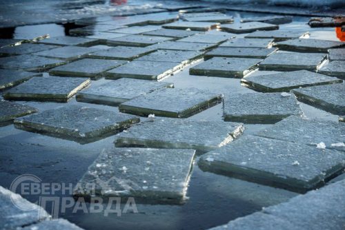 Заготовка льда для ледовых городков, Декабрь, 2025 г. Фото службы новостей «СП»