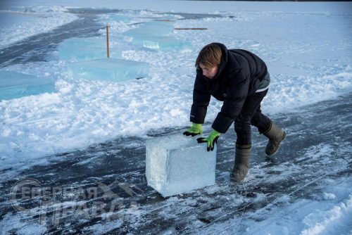 Заготовка льда для ледовых городков, Декабрь, 2025 г. Фото службы новостей «СП»
