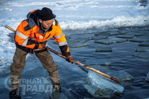 Заготовка льда для ледовых городков, Декабрь, 2025 г. Фото службы новостей «СП»