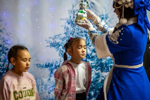 Новогодний утренник театра кукол «Тридевятое царство». Каларский округ, декабрь 2025 г. Фото службы новостей «СП»