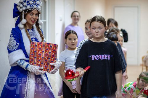 Новогодний утренник театра кукол «Тридевятое царство». Каларский округ, декабрь 2025 г. Фото службы новостей «СП»