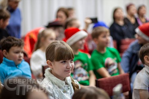 Новогодний утренник театра кукол «Тридевятое царство». Каларский округ, декабрь 2025 г. Фото службы новостей «СП»