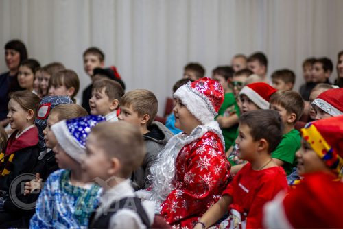 Новогодний утренник театра кукол «Тридевятое царство». Каларский округ, декабрь 2025 г. Фото службы новостей «СП»