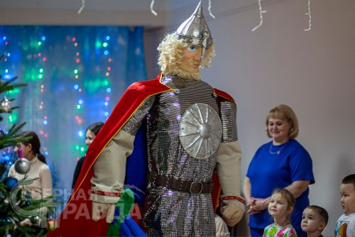 Новогодний утренник театра кукол «Тридевятое царство». Каларский округ, декабрь 2025 г. Фото службы новостей «СП»