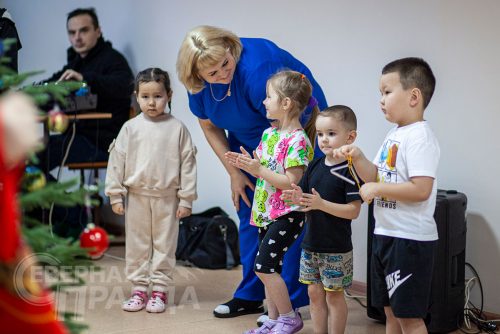 Новогодний утренник театра кукол «Тридевятое царство». Каларский округ, декабрь 2025 г. Фото службы новостей «СП»