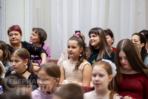 Новогодний утренник театра кукол «Тридевятое царство». Каларский округ, декабрь 2025 г. Фото службы новостей «СП»