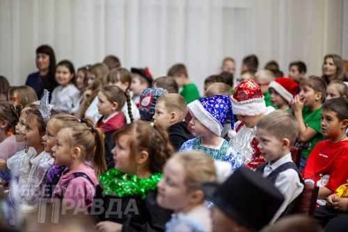 Новогодний утренник театра кукол «Тридевятое царство». Каларский округ, декабрь 2025 г. Фото службы новостей «СП»