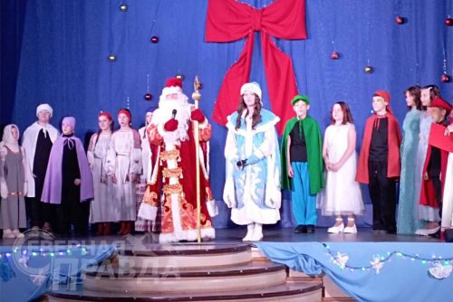 Ёлка главы. Новочарская СОШ №2, 26 декабря 2025 г. Фото службы новостей «СП»