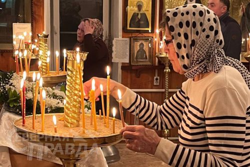 Рождественское богослужение. Храм Святого апостола Андрея Первозванного в Новой Чаре, ночь с 6 на 7 января 2026 года. Фото службы новостей «СП»